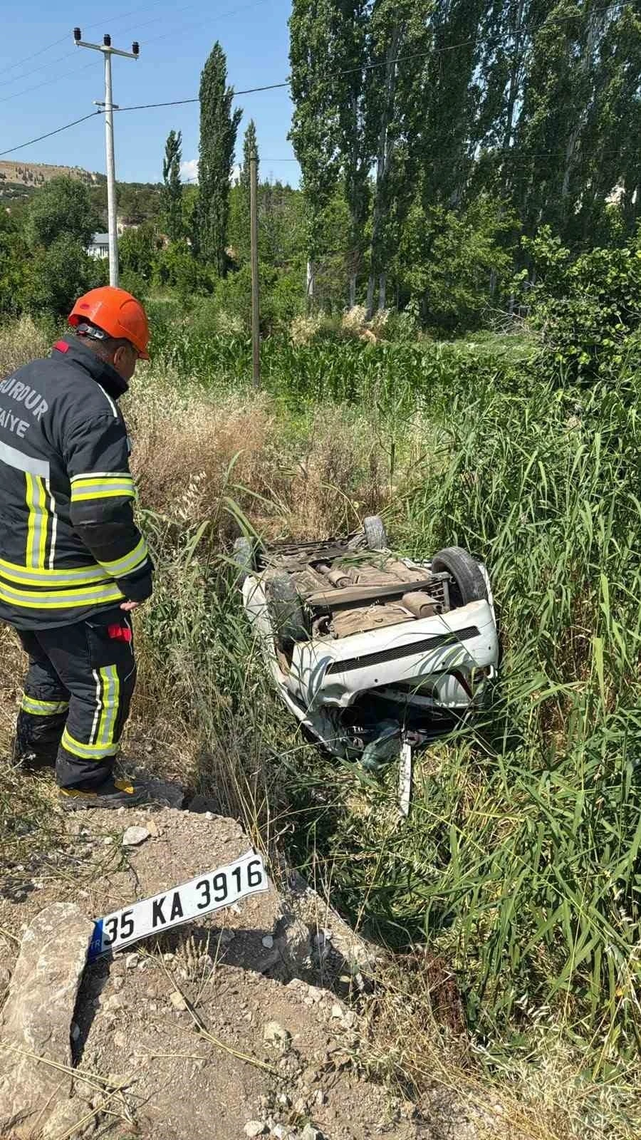 Burdur&rsquo;da otomobil kanala d&uuml;şt&uuml;: 2 yaralı
