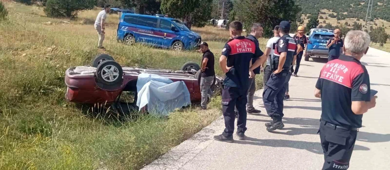 Burdur&rsquo;da otomobil şarampole devrildi: 1 &ouml;l&uuml;, 1 yaralı
