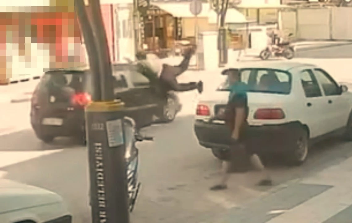 Burdur’da otomobilin çarptığı genç metrelerce havaya savruldu
