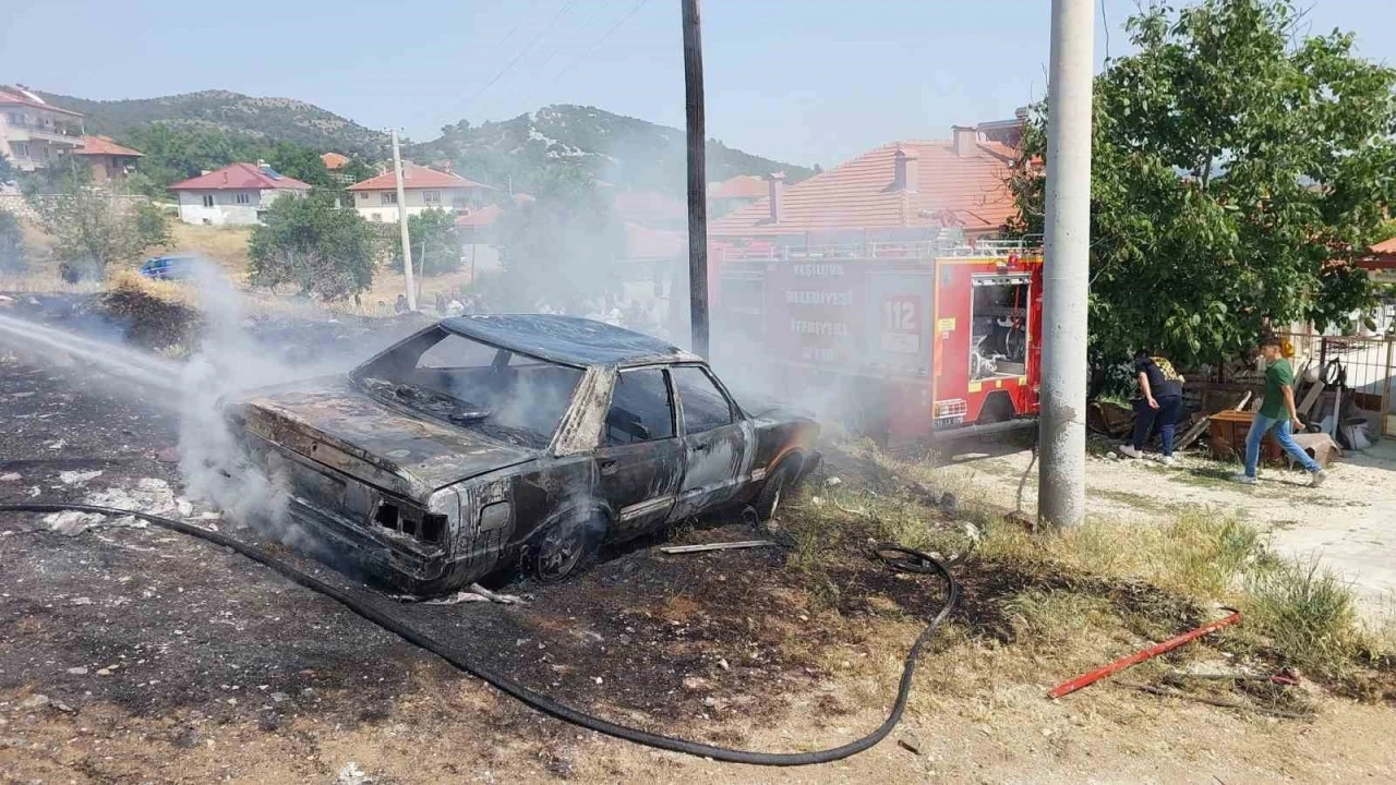 Burdur’da park halindeki otomobil alev alev yandı
