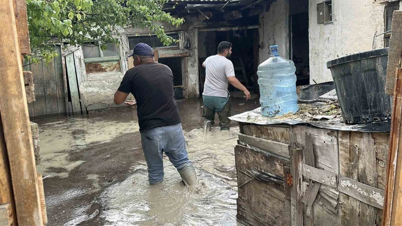 Burdur&rsquo;da sağanak sonrası bazı evleri su bastı
