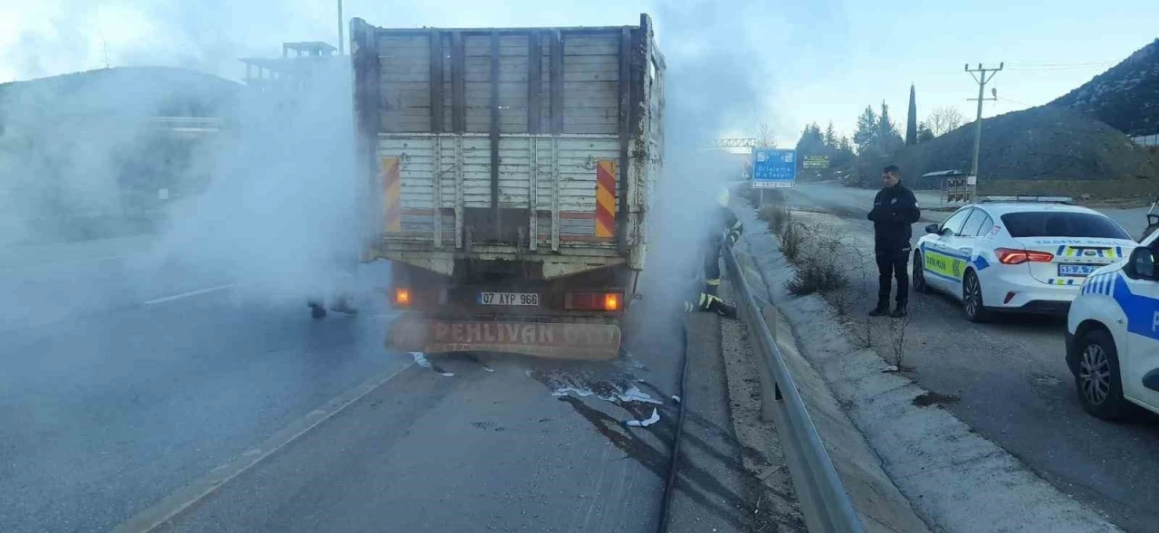 Burdur&rsquo;da seyir halindeki kamyonette yangın
