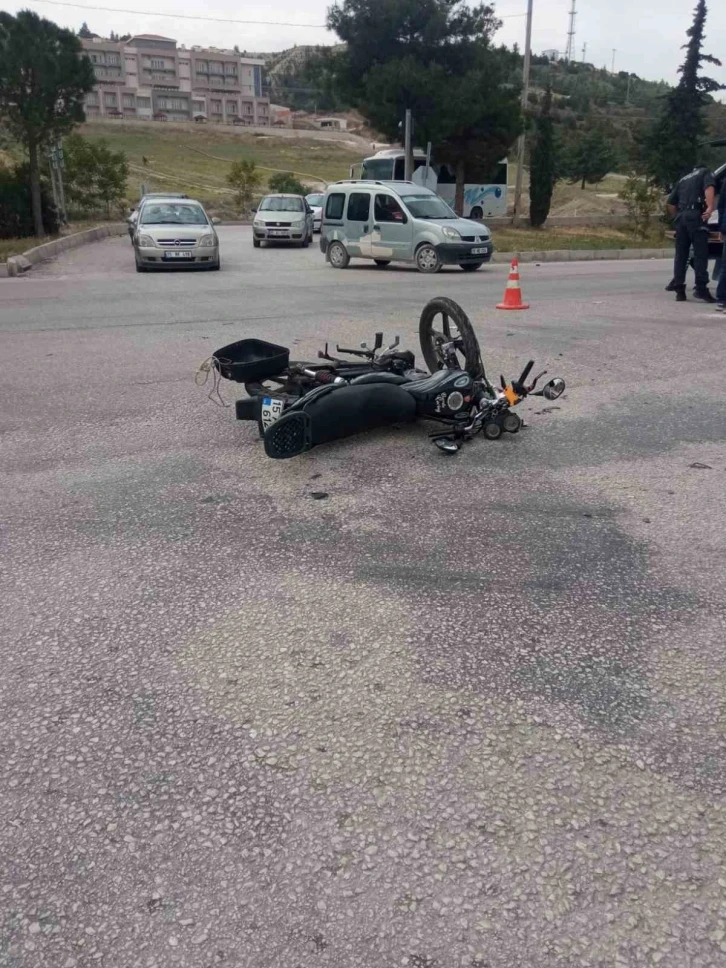 Burdur’da seyir halindeki motosiklet kavşağa kontrolsüz giren otomobile çarptı, 2 yaralı
