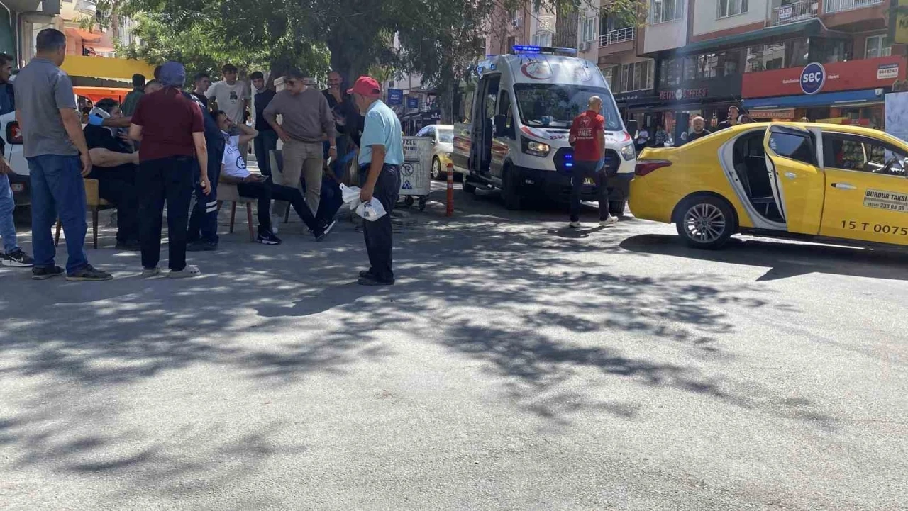 Burdur’da ticari taksi ile otomobil çarpıştı: 3 yaralı
