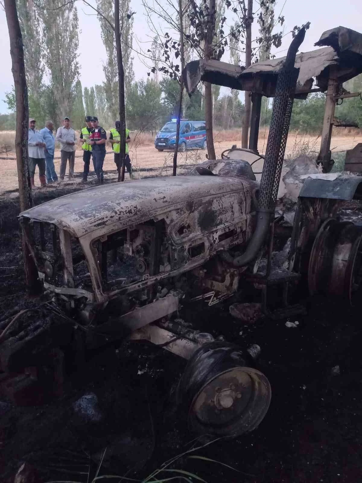Burdur’da traktörden çıkan yangında 5 dönüm arazi kül oldu
