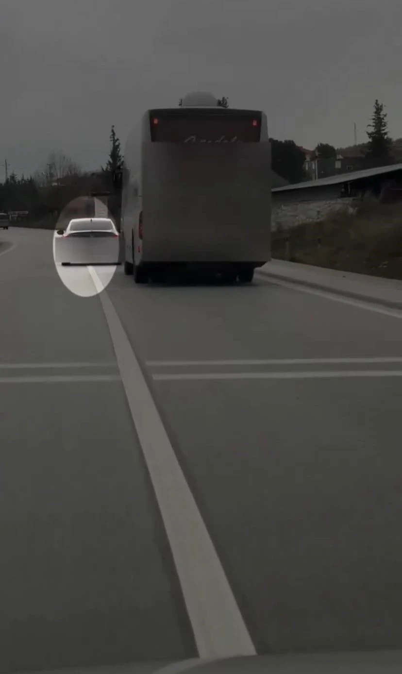 Burdur&rsquo;da yolcu otob&uuml;s&uuml;n&uuml;n trafik g&uuml;venliğini tehlikeye sokan s&uuml;r&uuml;c&uuml;ye ceza
