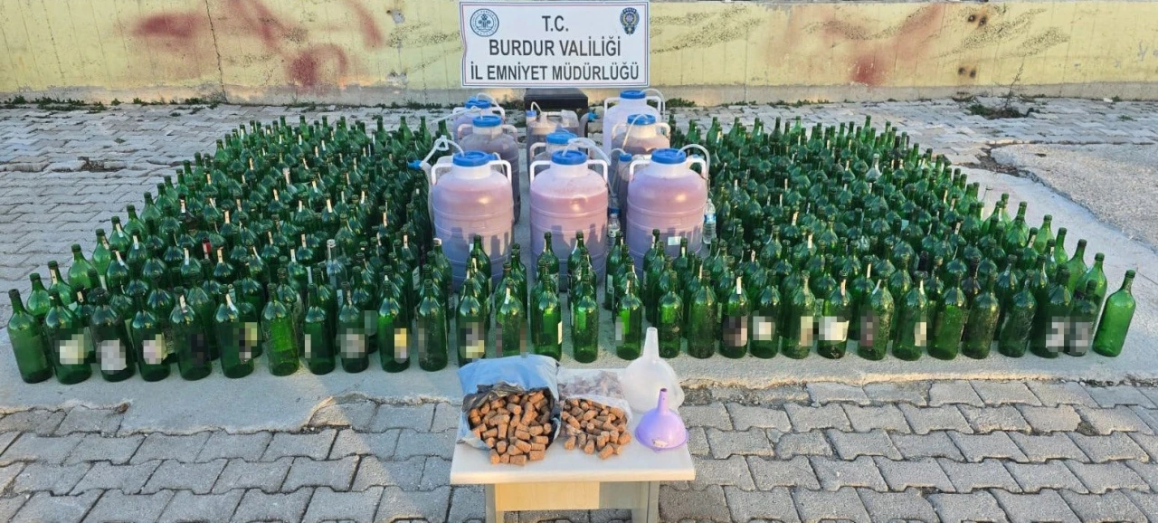 Burdur&rsquo;da y&uuml;zlerce litre ka&ccedil;ak alkol ele ge&ccedil;irildi
