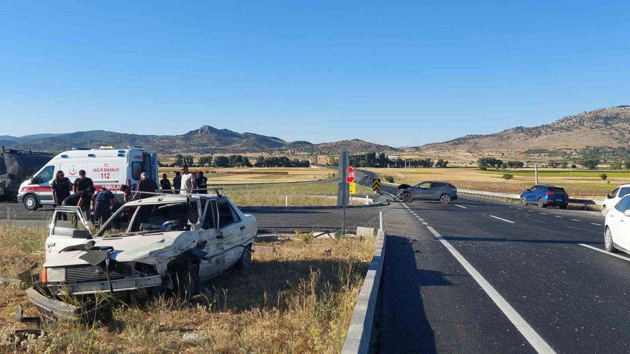 Burdur-Fethiye yolunda 2 otomobil çarpıştı: 2 yaralı
