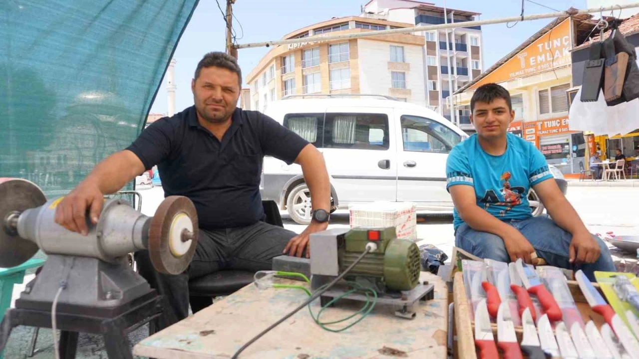 Burdur Gölhisar’da Kurban Bayramı öncesi bıçak bileme ustalarının yoğun mesaisi başladı
