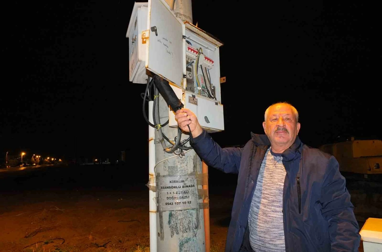 Burhaniye&rsquo; de a&ccedil;ık kalan elektrik panoları tehlike sa&ccedil;ıyor
