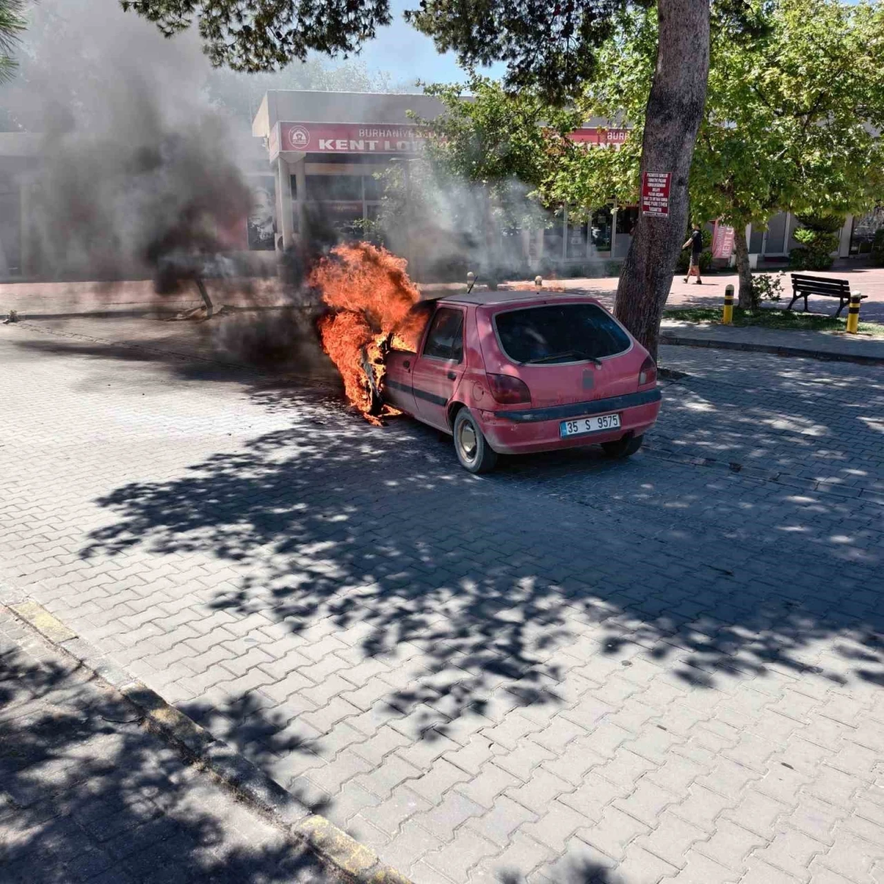 Burhaniye&rsquo;de ara&ccedil; yangınını itfaiye s&ouml;nd&uuml;rd&uuml;
