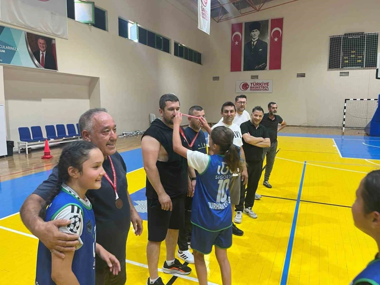 Burhaniye&rsquo;de Babalar G&uuml;n&uuml;&rsquo;ne &ouml;zel basketbol turnuvası

