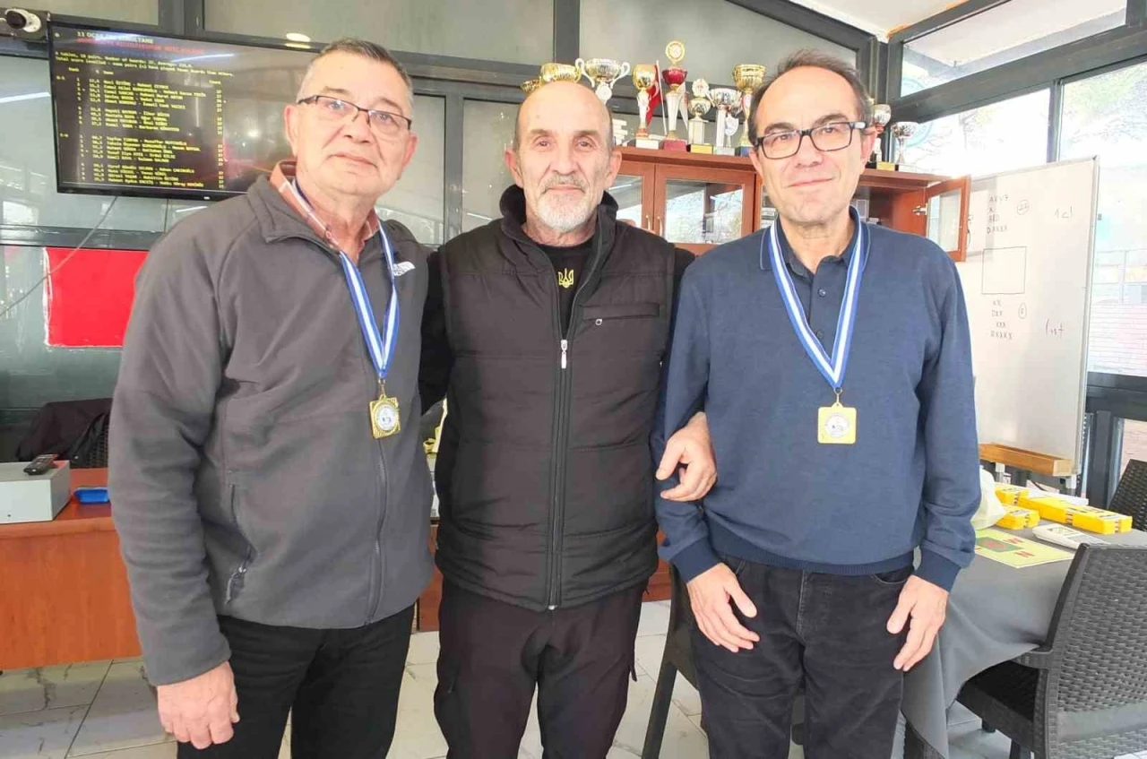 Burhaniye&rsquo; de bri&ccedil; turnuvaları devam ediyor
