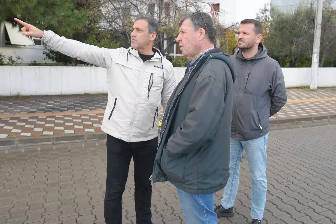 Burhaniye de çöken kanalizasyon borusu yol kapattırdı
