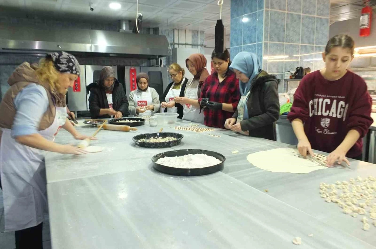 Burhaniye&rsquo;de &Ccedil;&ouml;lyaklılar Mantı G&uuml;n&uuml;nde buluştu
