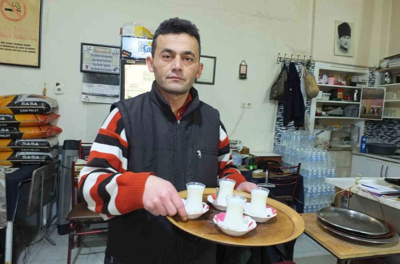 Burhaniye’de kahvehanelerde çay yerine süt içiliyor
