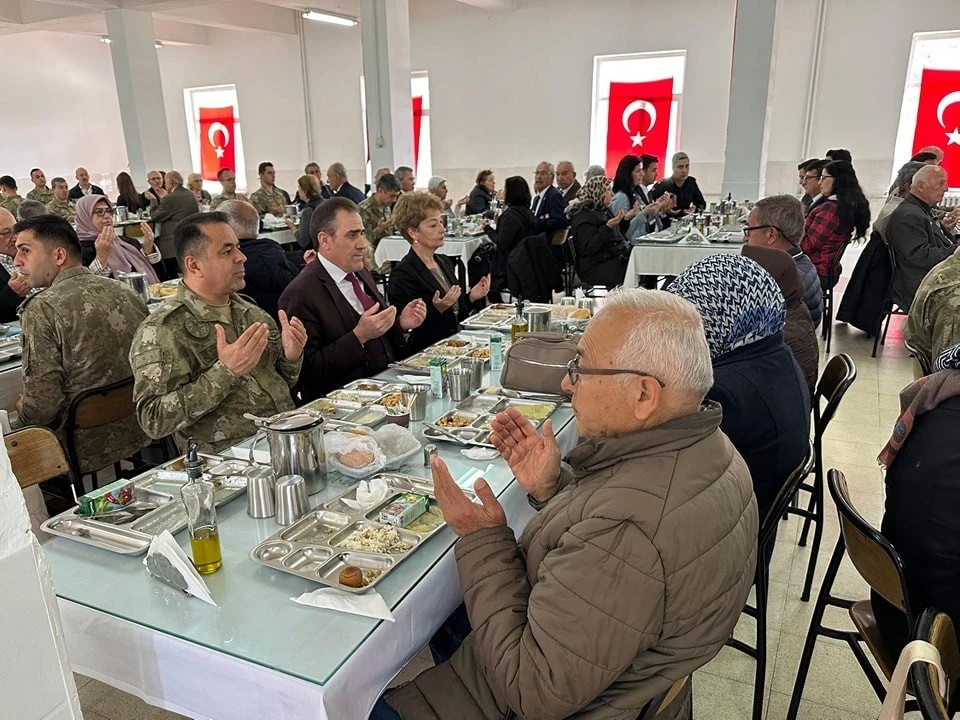 Burhaniye’de Kaymakam Memiş,  Şehit ve Gazi aileleri için düzenlenen yemeğe katıldı
