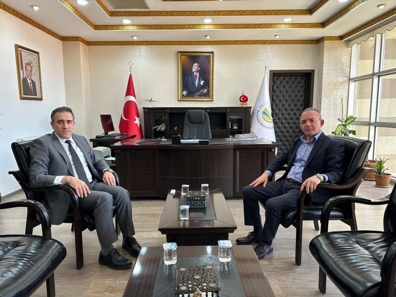 Burhaniye’de Mülkiye Başmüfettişi Öner, kaymakam İlyas Memiş’i ziyaret etti
