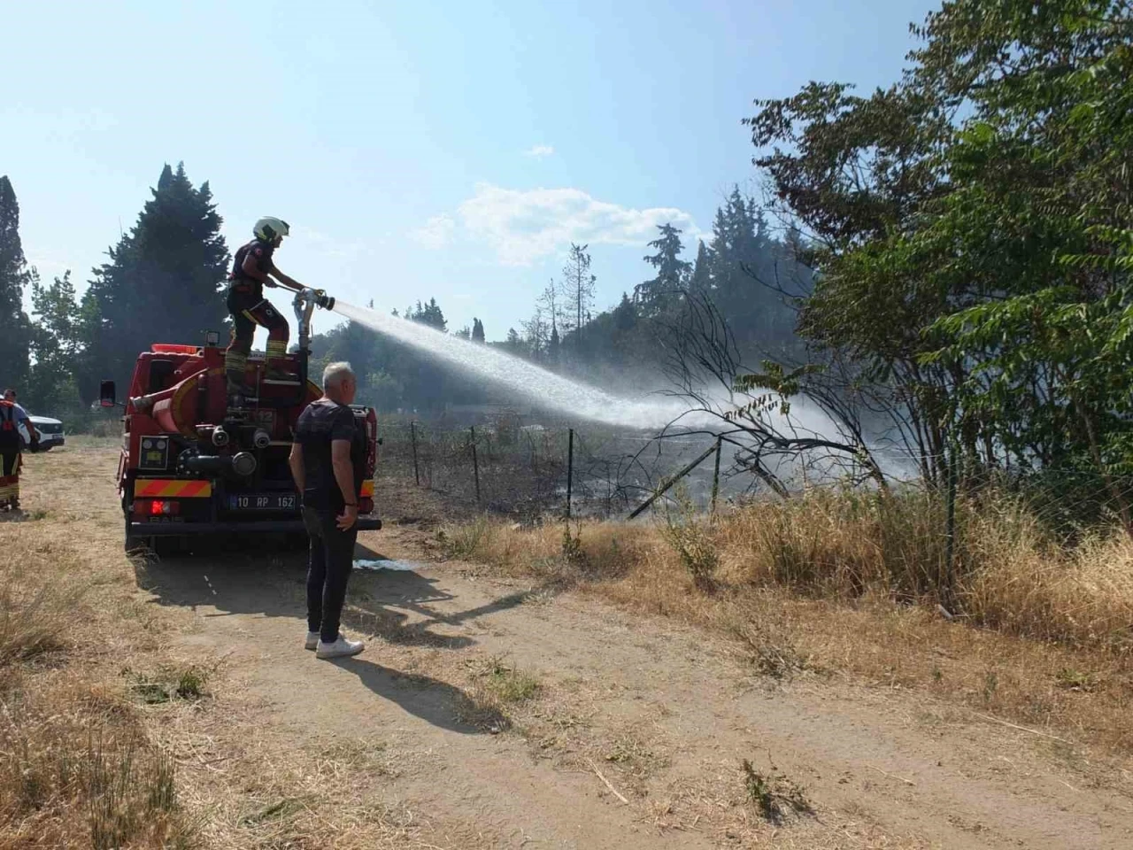 Burhaniye’de ot yangınları bitmiyor

