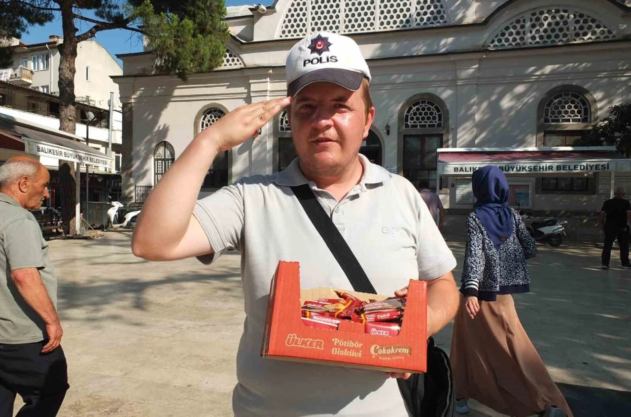 Burhaniye&rsquo;de Polis şapkalı seyyar satıcı ilgi odağı oldu
