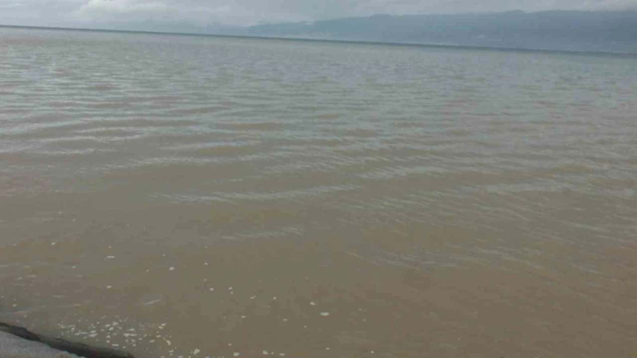 Burhaniye&rsquo;de sağanak yolları g&ouml;le &ccedil;evirirken denizi bulandırdı
