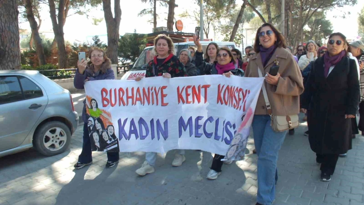 Burhaniye&rsquo;de sazlı s&ouml;zl&uuml; Kadınlar G&uuml;n&uuml; kutlaması

