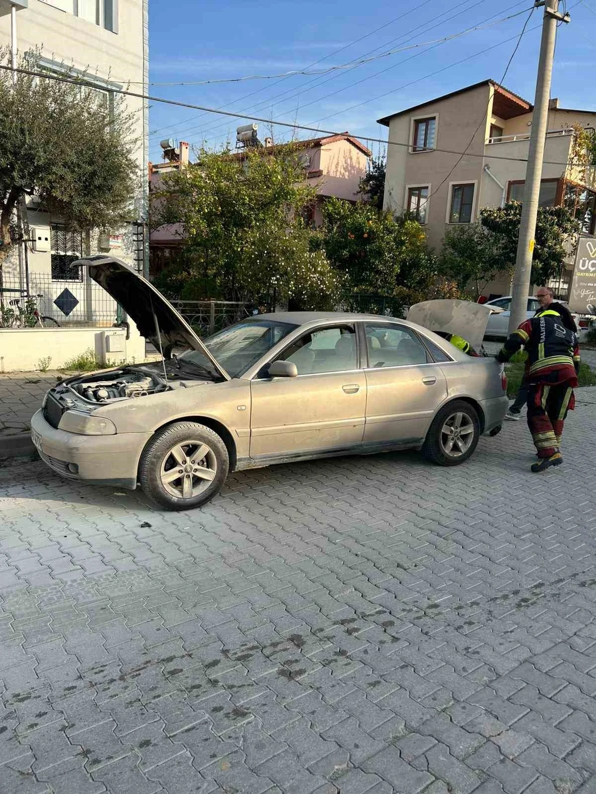 Burhaniye’de seyir halindeki otomobilde yangın
