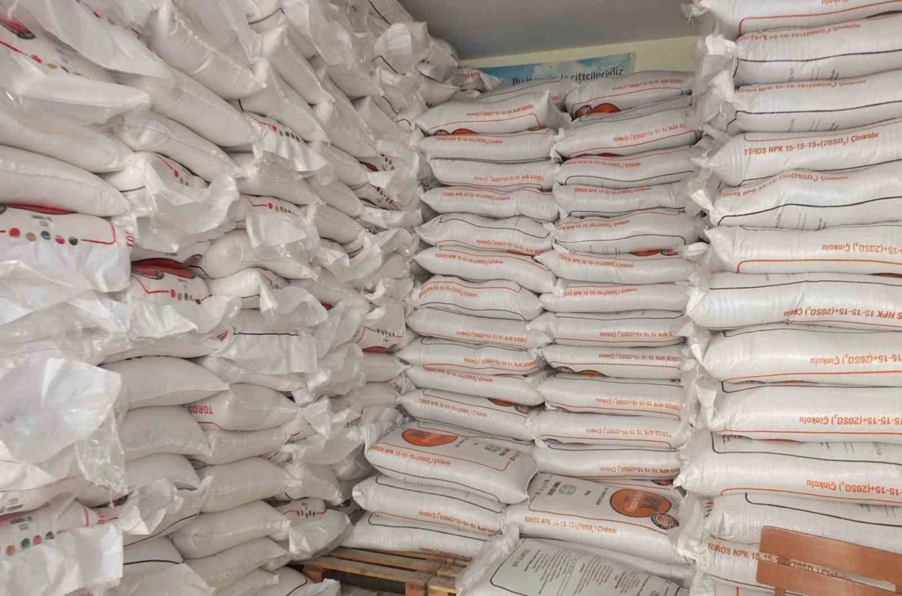 Burhaniye de Yağmurlar yağdı g&uuml;bre satışları arttı
