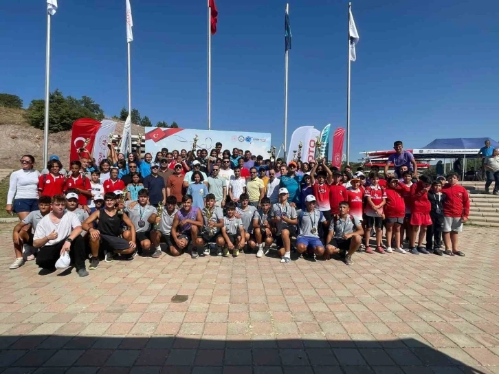 Bursa Büyükşehir Belediyespor kanocuları Eskişehir’de 33 madalya 3 kupa kazandı
