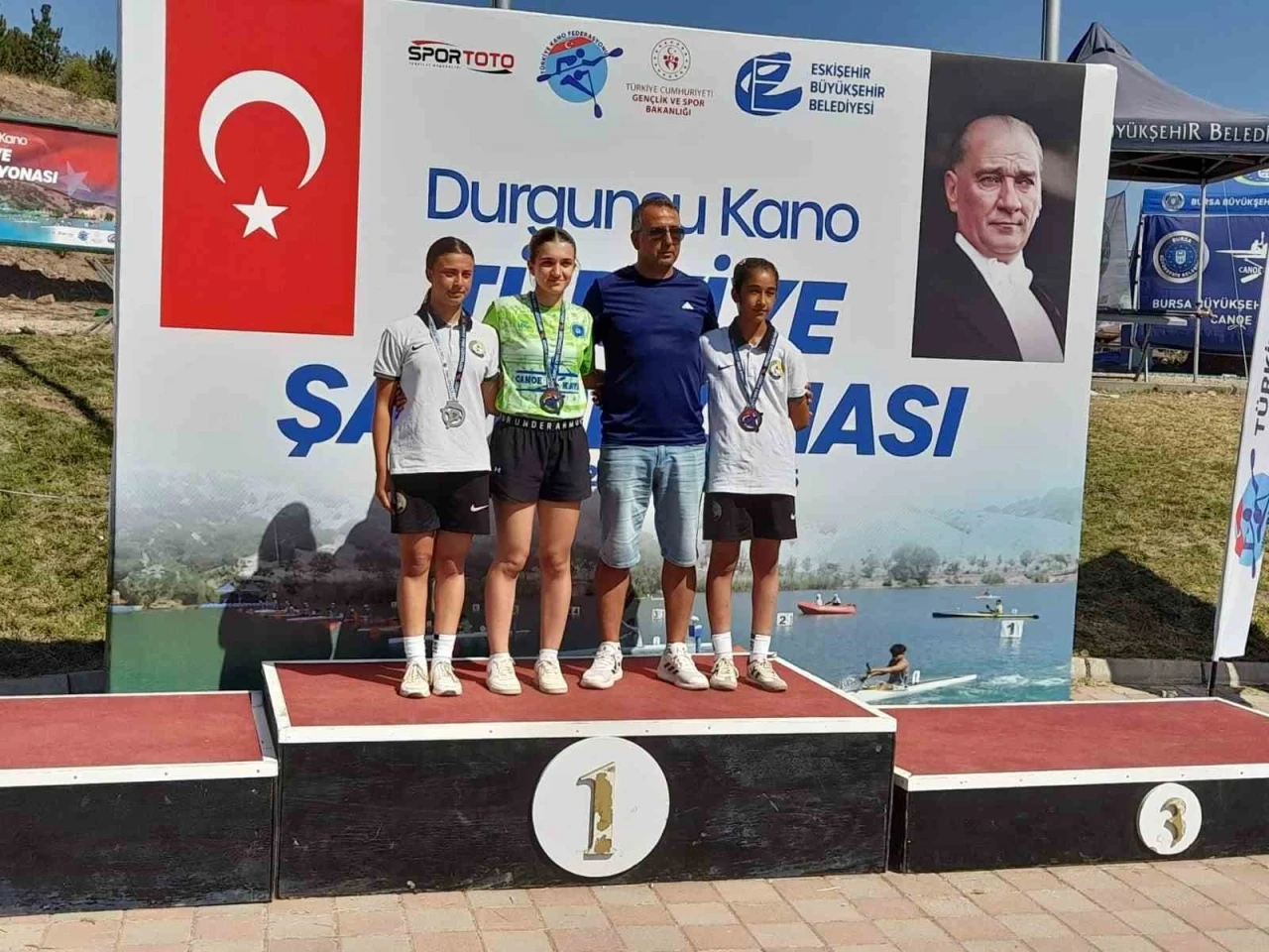 Bursa Büyükşehir Belediyesporlu kanocular madalyaları topladı
