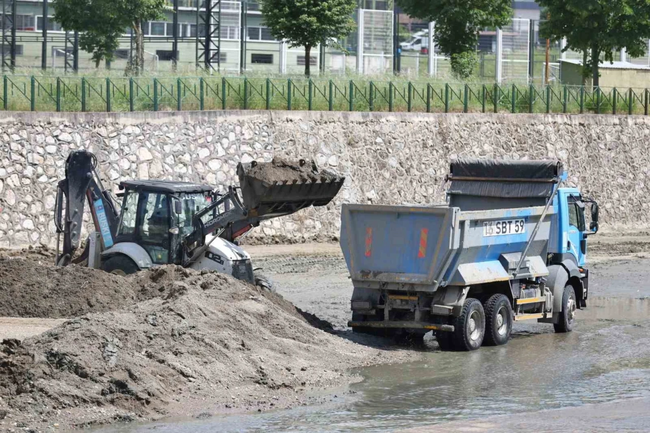Bursa B&uuml;y&uuml;kşehir&rsquo;den H&uuml;davendigar&rsquo;da dere temizliği
