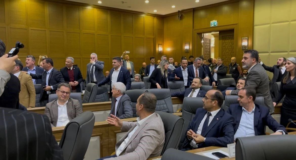 Bursa B&uuml;y&uuml;kşehir Meclisi&rsquo;nde &lsquo;su zammı&rsquo; tekrar g&uuml;ndeme geldi, tansiyon y&uuml;kseldi
