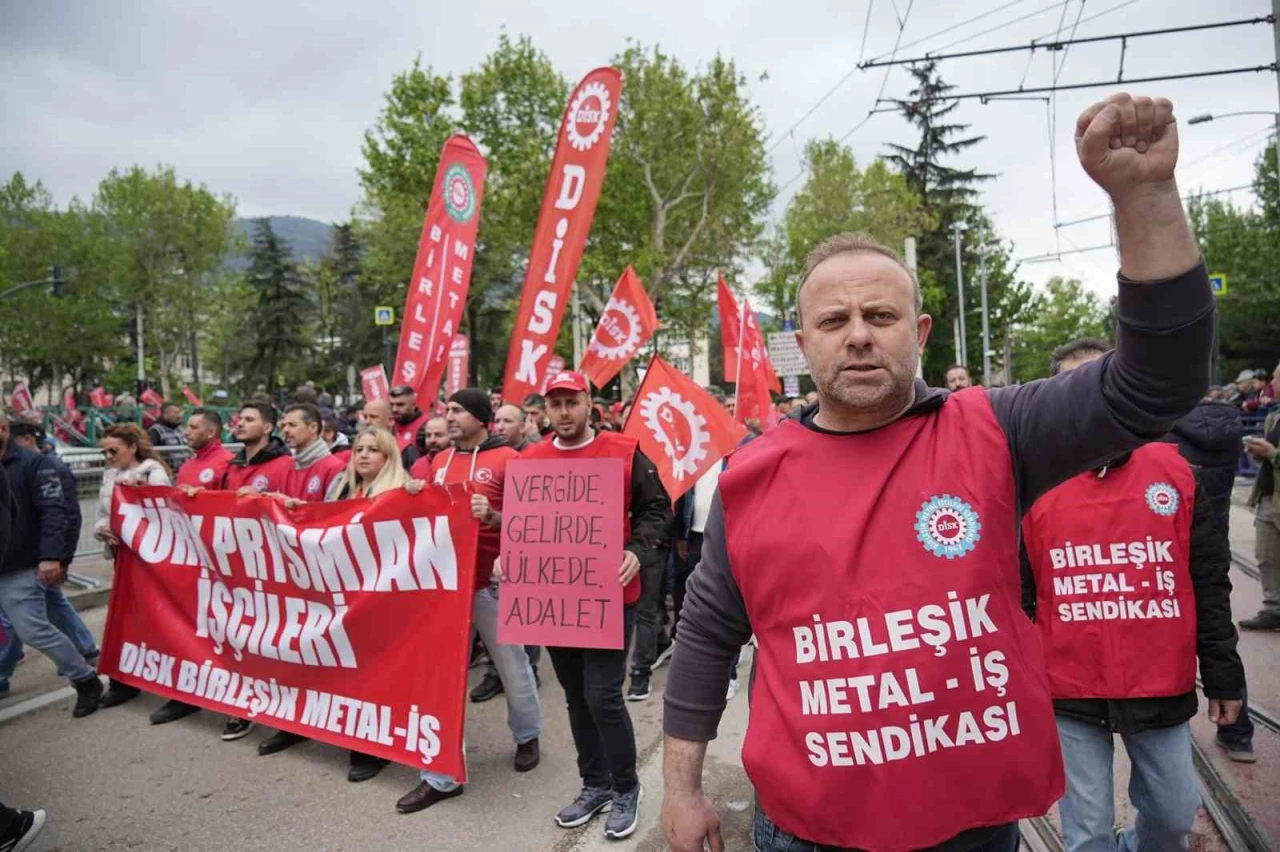 Bursa’da 1 Mayıs’ı işçiler halaylarla kutladı
