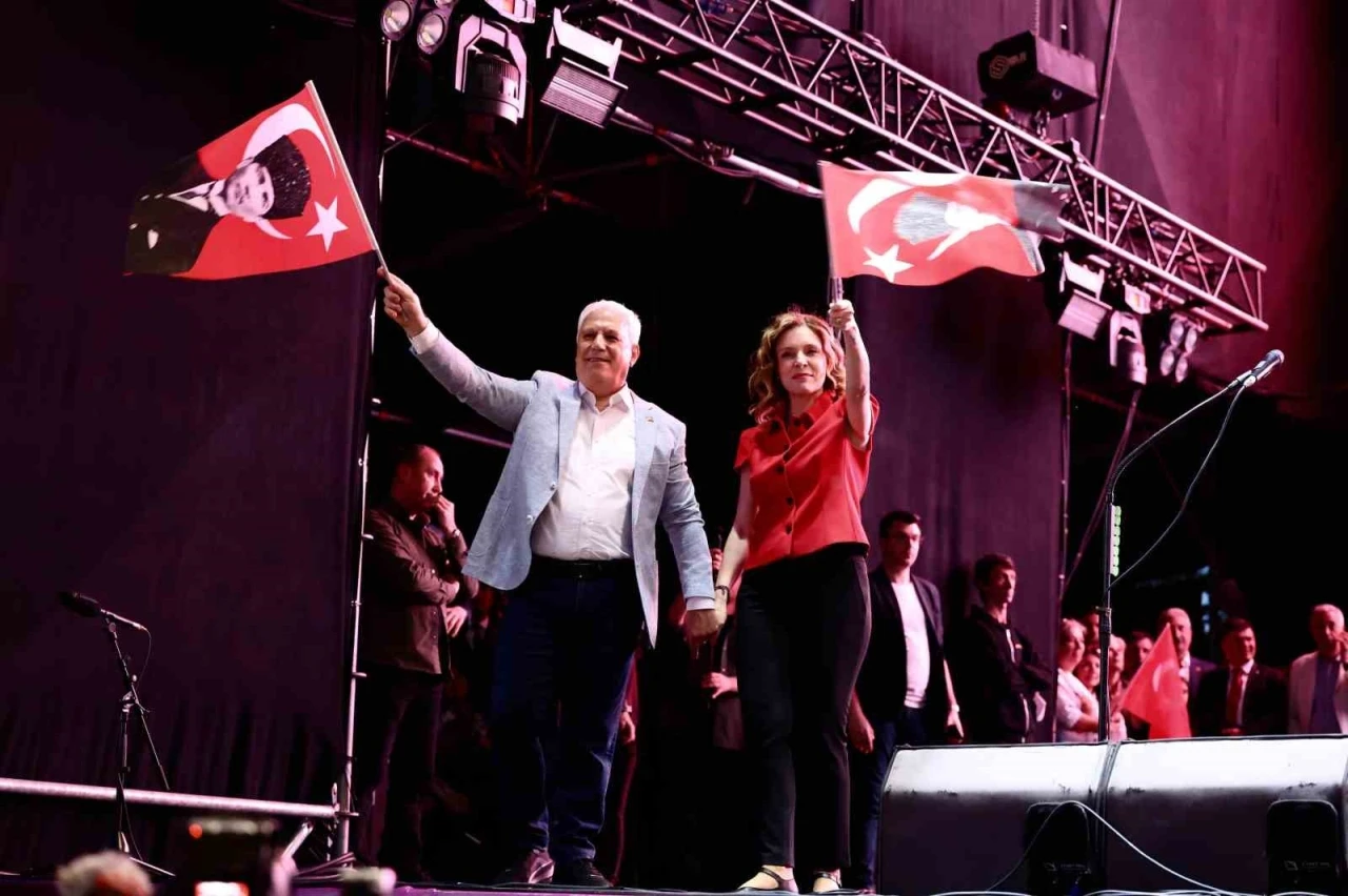 Bursa’da 19 Mayıs coşkusu &quot;Mor ve Ötesi&quot; ile zirve yaptı
