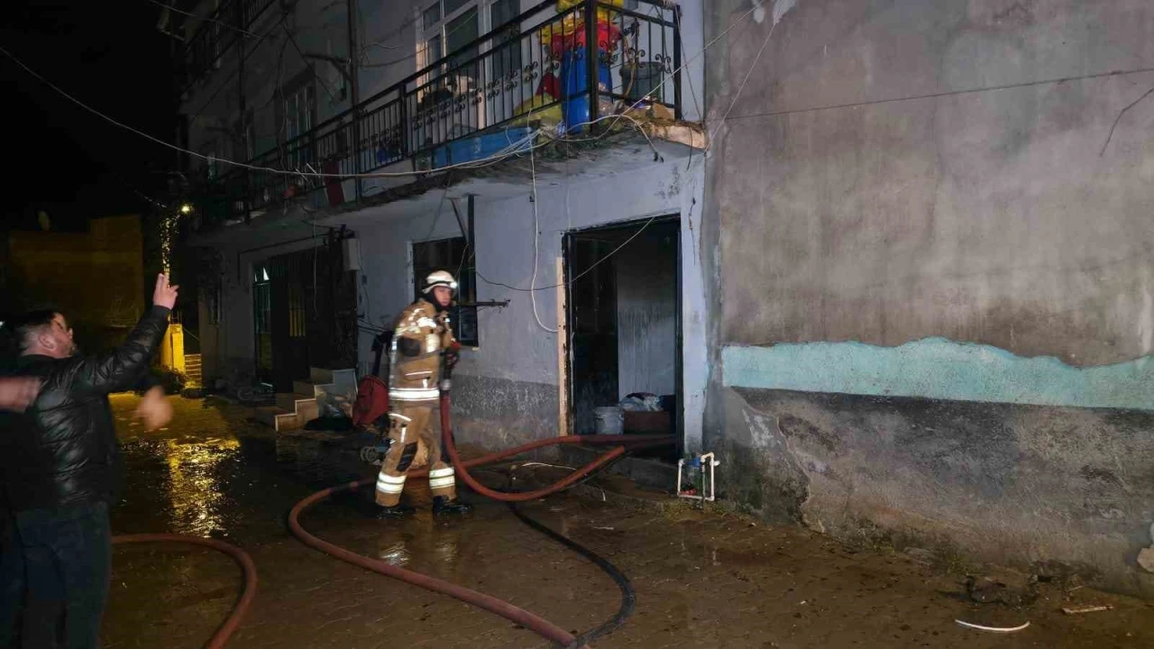 Bursa&rsquo;da 2 katlı evde &ccedil;ıkan yangın korkuttu
