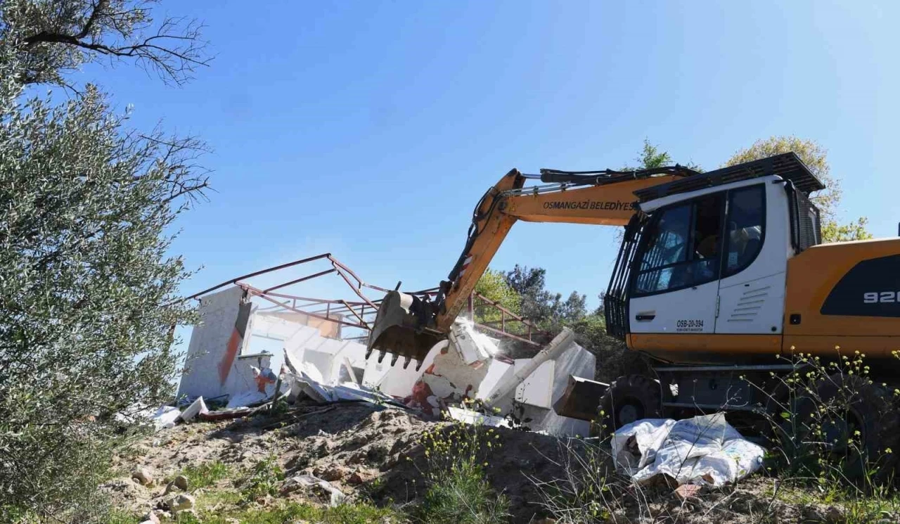 Bursa’da 25 kaçak yapı yıkıldı
