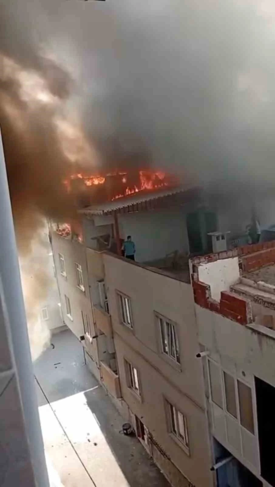 Bursa’da 3 katlı binanın çatı katı alev alev yandı
