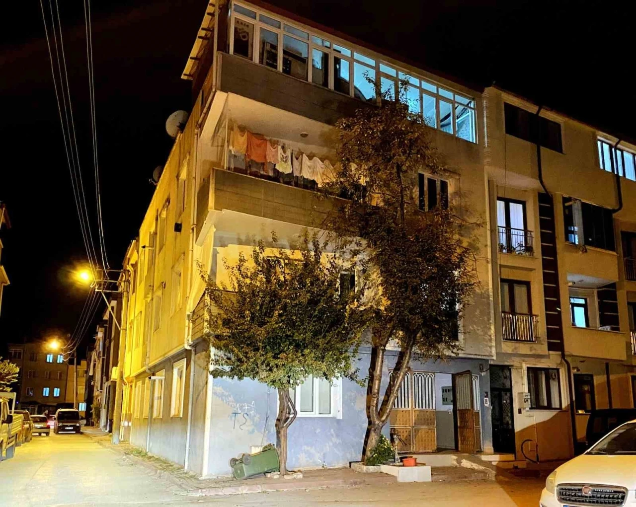 Bursa’da 3’üncü kattan düşen genç yaralandı
