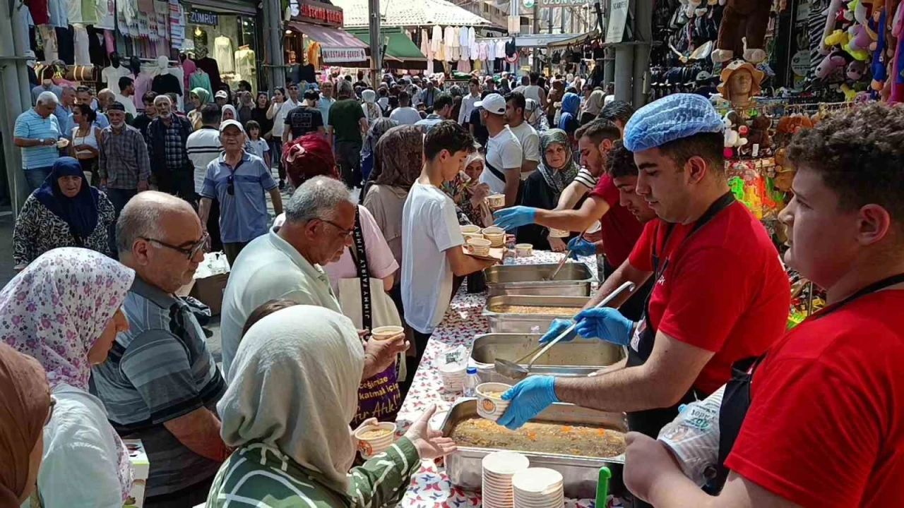 Bursa&rsquo;da 30 yıllık gelenek...Tuzpazarı esnafı 5 bin kişiye aşure ikram etti
