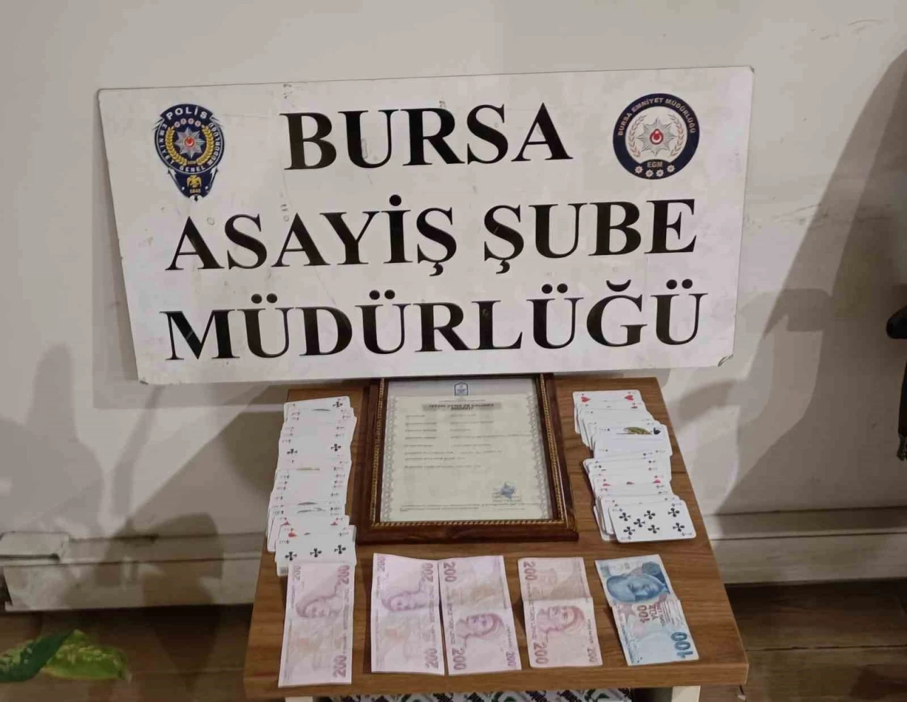 Bursa&rsquo;da 300 polisle uygulama: Mekanlar denetlendi, kumar masaları &ccedil;&ouml;kertildi
