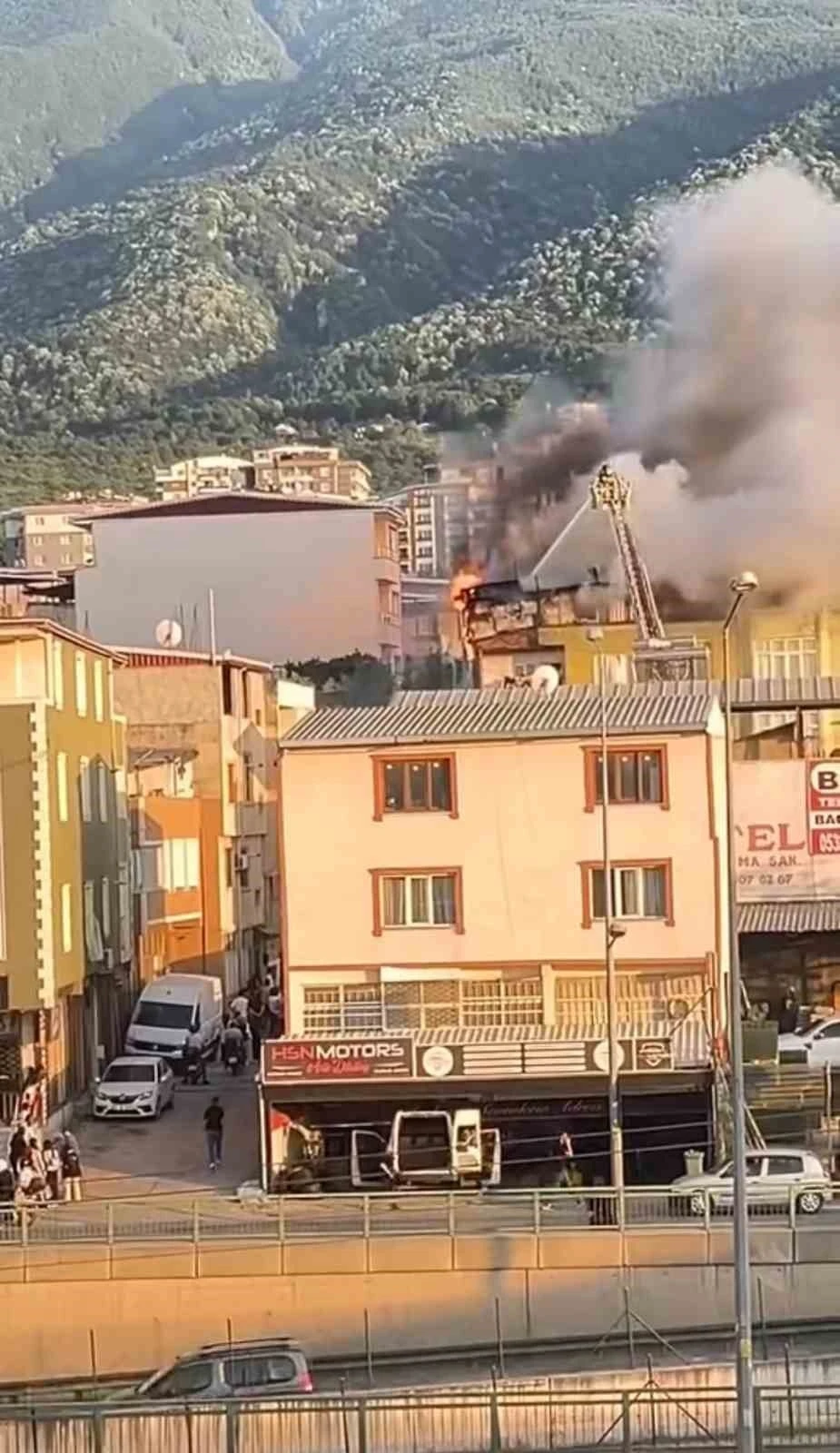 Bursa’da 5 katlı binanın çatı katı alevlere teslim oldu
