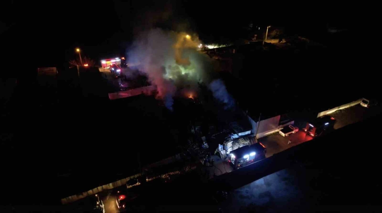 Bursa&rsquo;da ahşap palet fabrikasındaki yangın kontrol altına alındı
