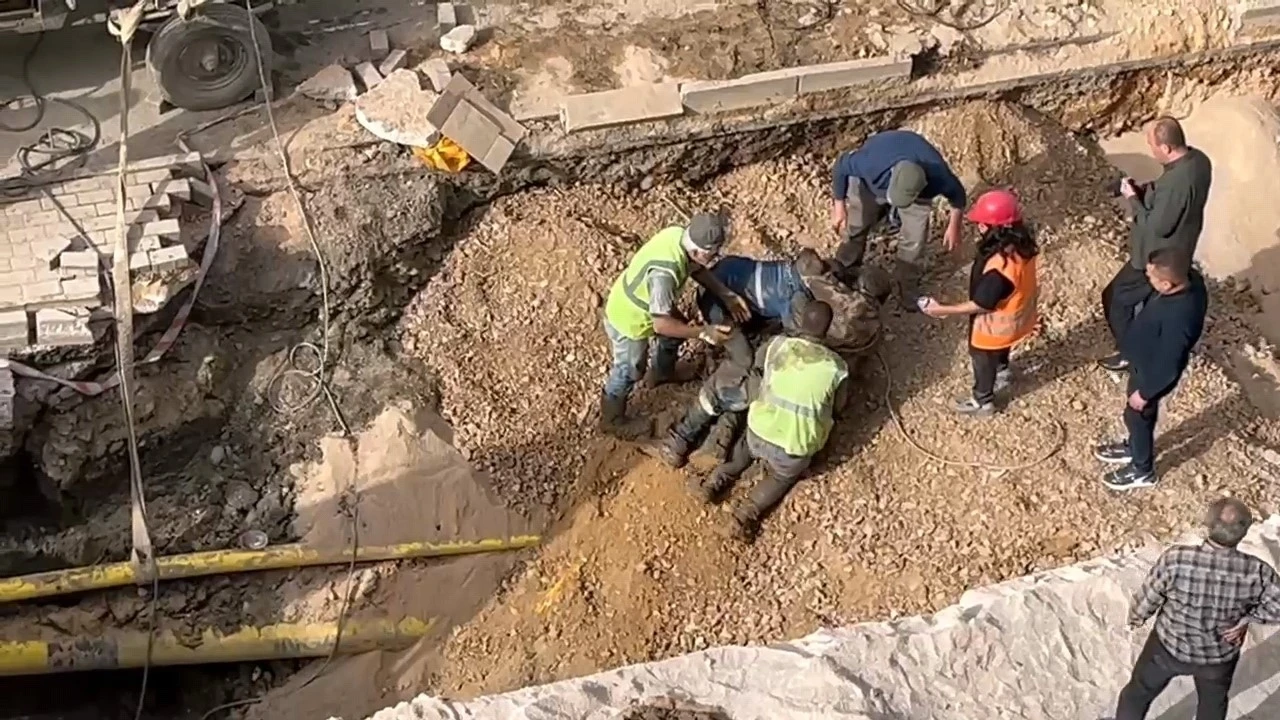 Bursa’da altyapı çalışmaları sırasında toprak altında kalan işçi ağır yaralandı
