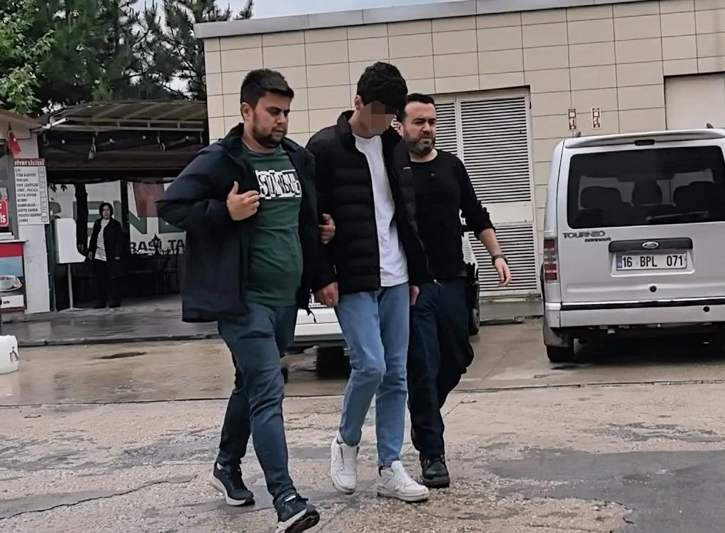 Bursa’da arkadaşıyla şakalaşan genç bıçaklanarak yaralandı
