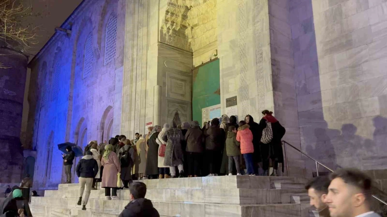 Bursa&rsquo;da Berat Kandili Ulu Cami&rsquo;de dualarla idrak edildi

