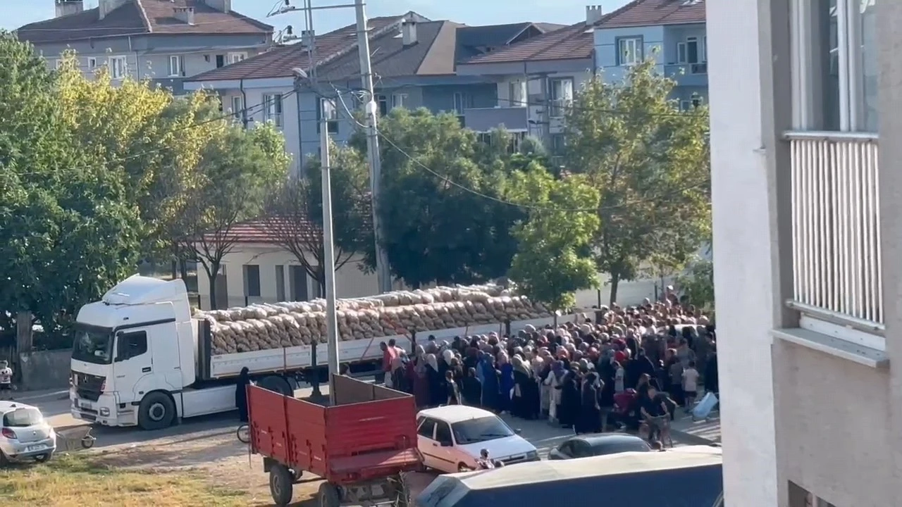 Bursa’da bir hayırsever 30 ton patatesi ücretsiz dağıttı
