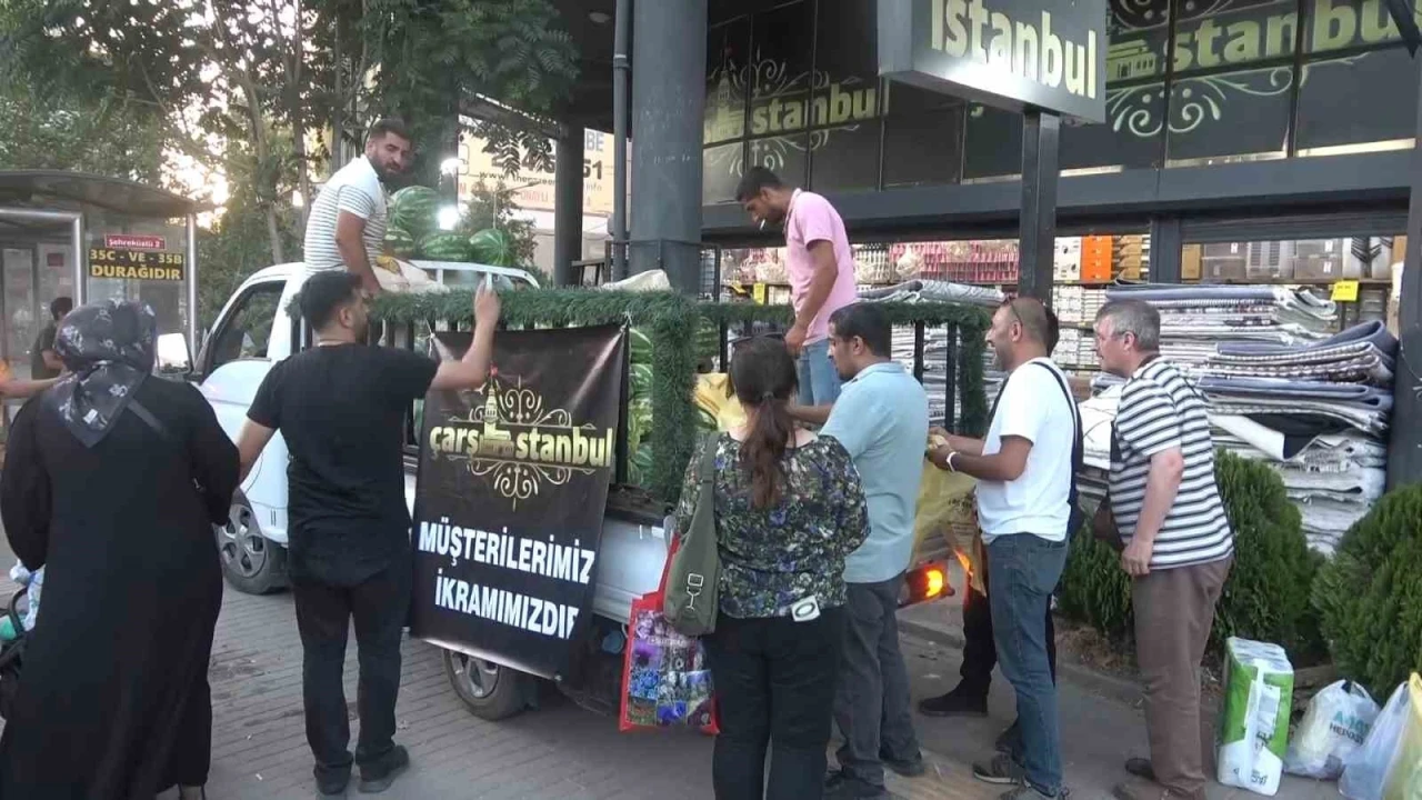 Bursa’da bir mağaza 4 kamyon karpuz dağıttı
