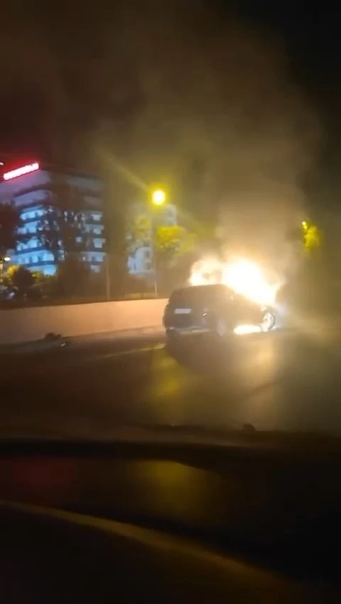 Bursa’da bir otomobil alev alev yandı
