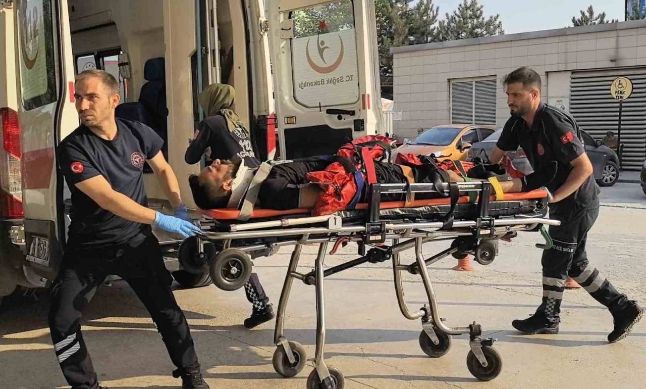 Bursa’da çatı çöktü: 29 yaşındaki genç ağır yaralandı
