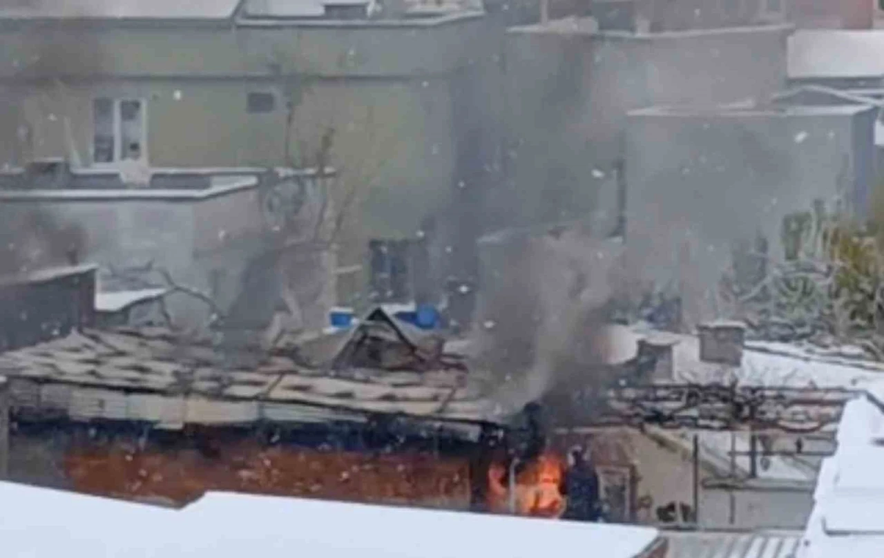 Bursa&rsquo;da &ccedil;atı katı yangını korkuttu
